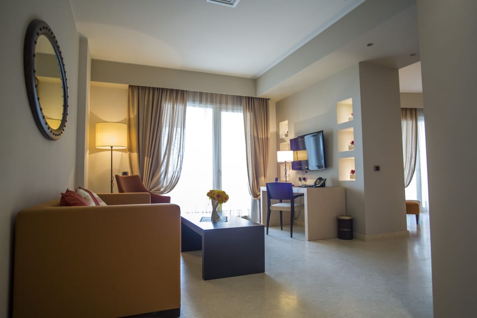 Suite | Hypo-allergenic bedding, down comforters, minibar, in-room safe