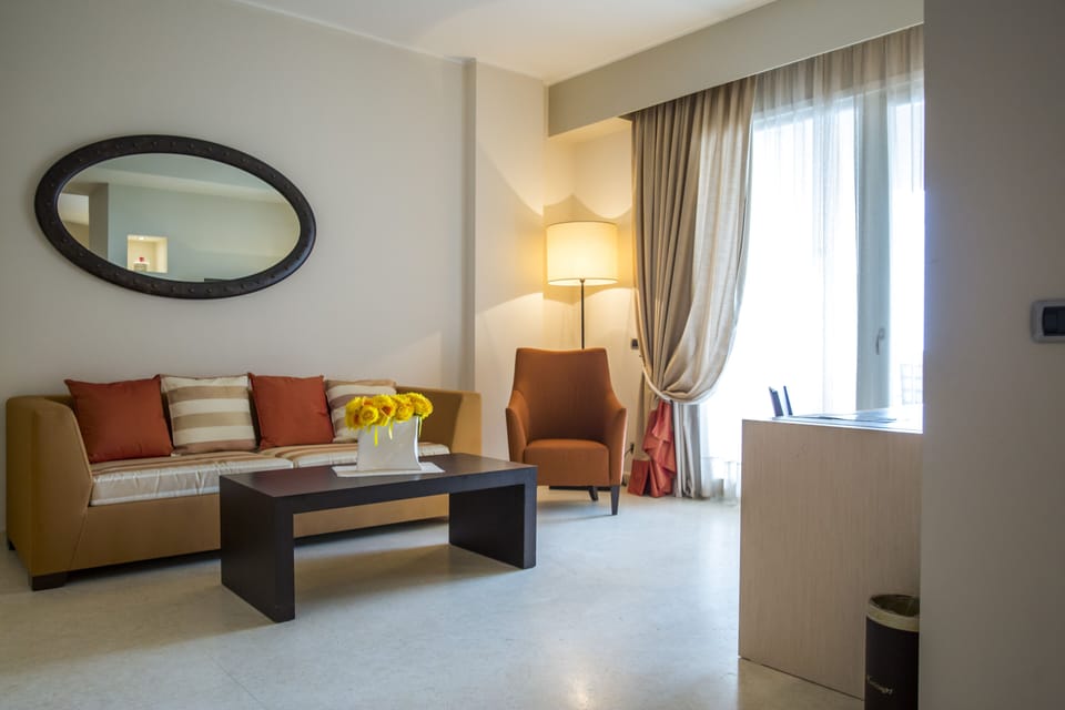 Suite | Hypo-allergenic bedding available, down comforters, minibar