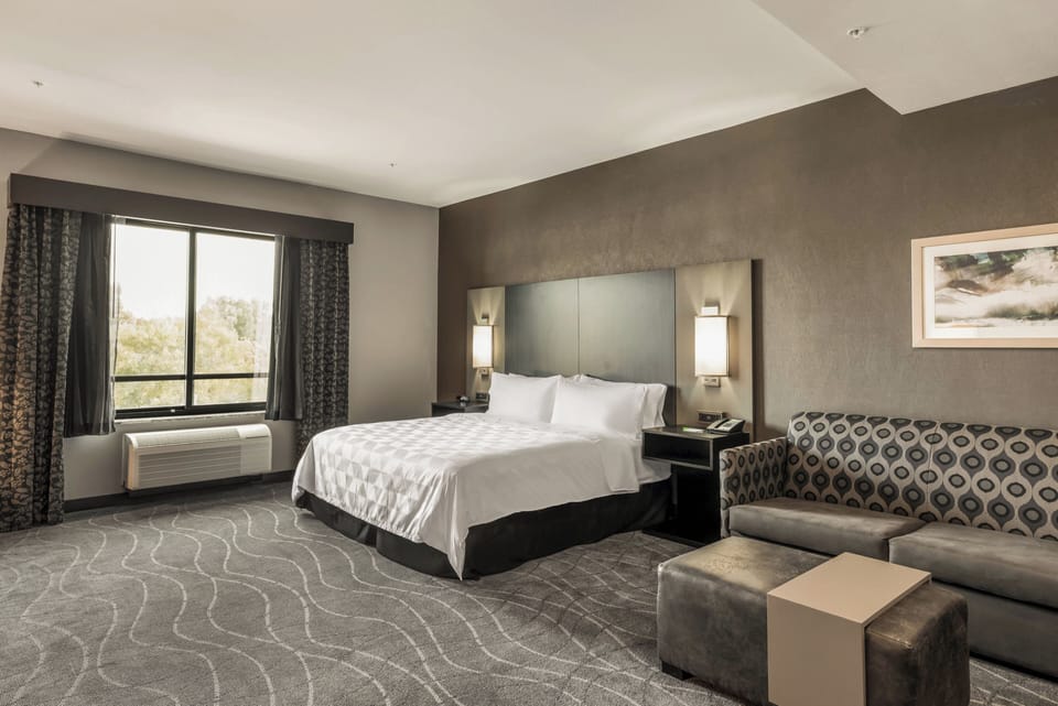 Suite, 1 King Bed | Desk, laptop workspace, blackout drapes, soundproofing