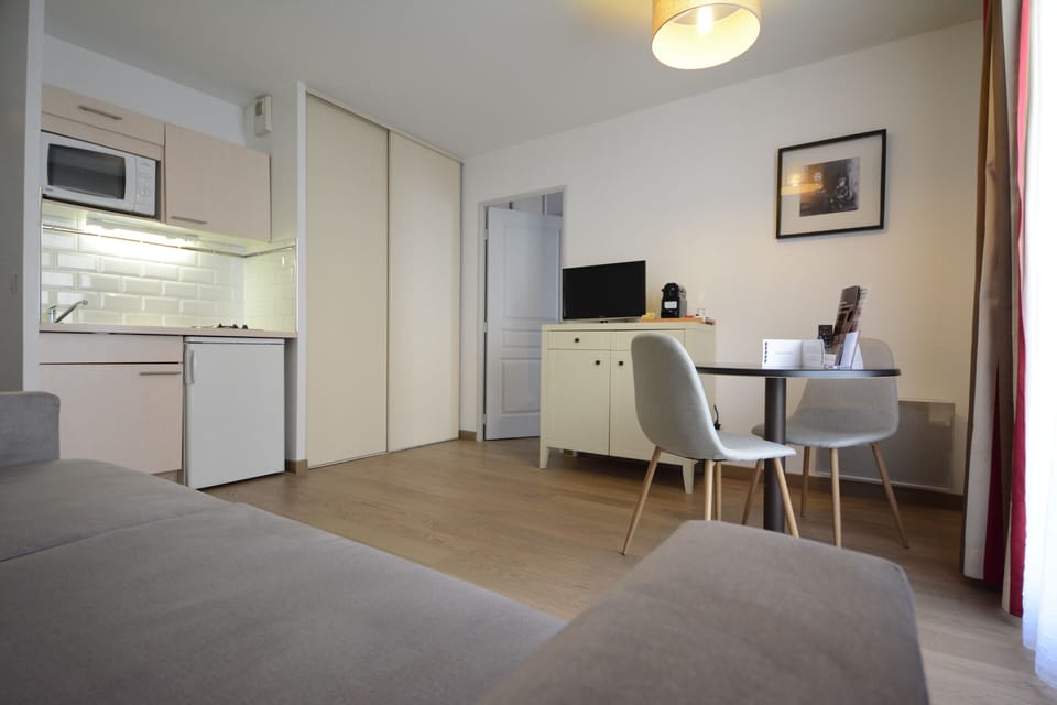 Desk, laptop workspace, soundproofing, free WiFi