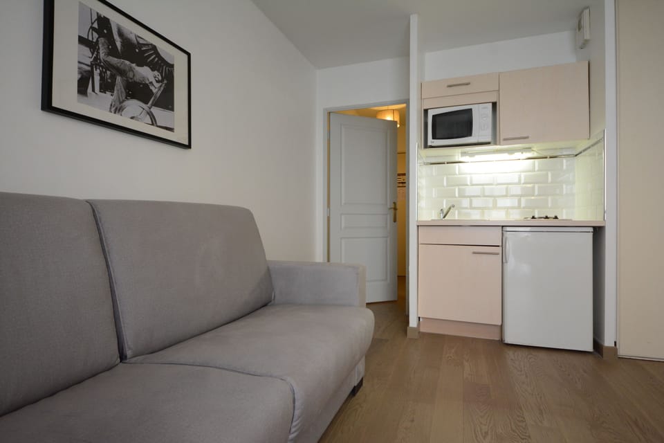 Apartment (4 people) | Private kitchenette | Electric kettle, cleaning supplies