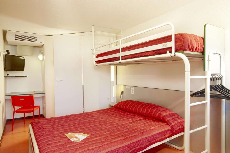 Desk, blackout drapes, free WiFi, bed sheets