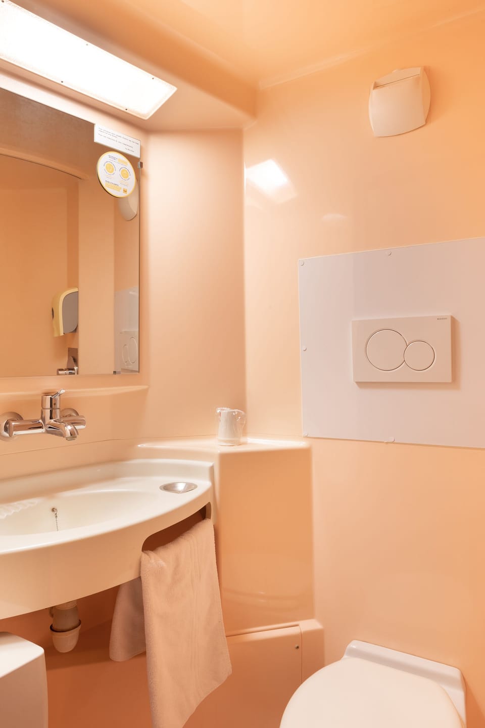 Shower, eco-friendly toiletries, towels