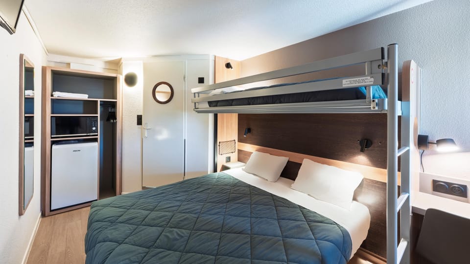 Standard Room, 1 Queen Bed | Premium bedding, desk, blackout drapes, iron/ironing board