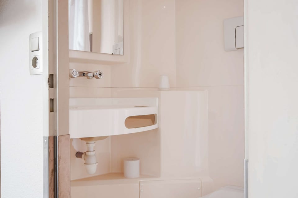 Bathroom sink