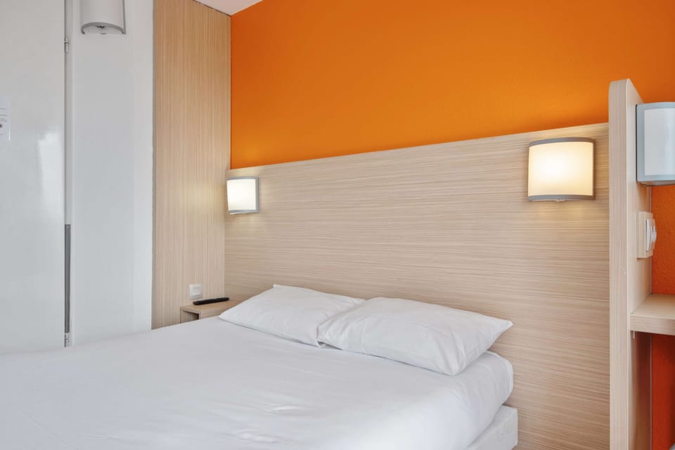 Standard Room, 1 Double Bed | Desk, soundproofing, iron/ironing board, free cribs/infant beds