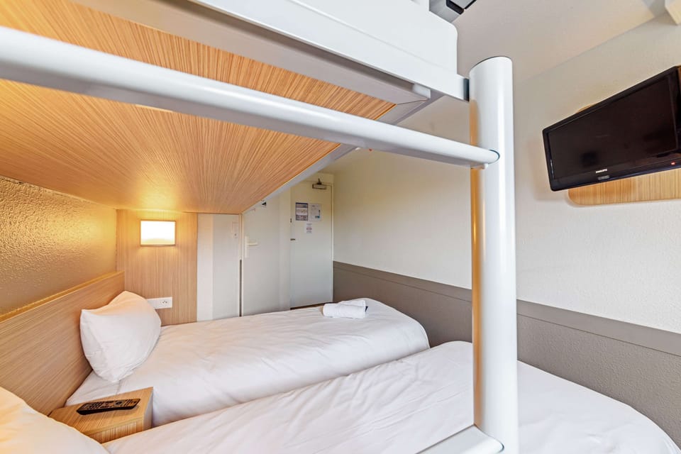 Standard Room, 3 Twin Beds | Desk, blackout drapes, cribs/infant beds, free WiFi