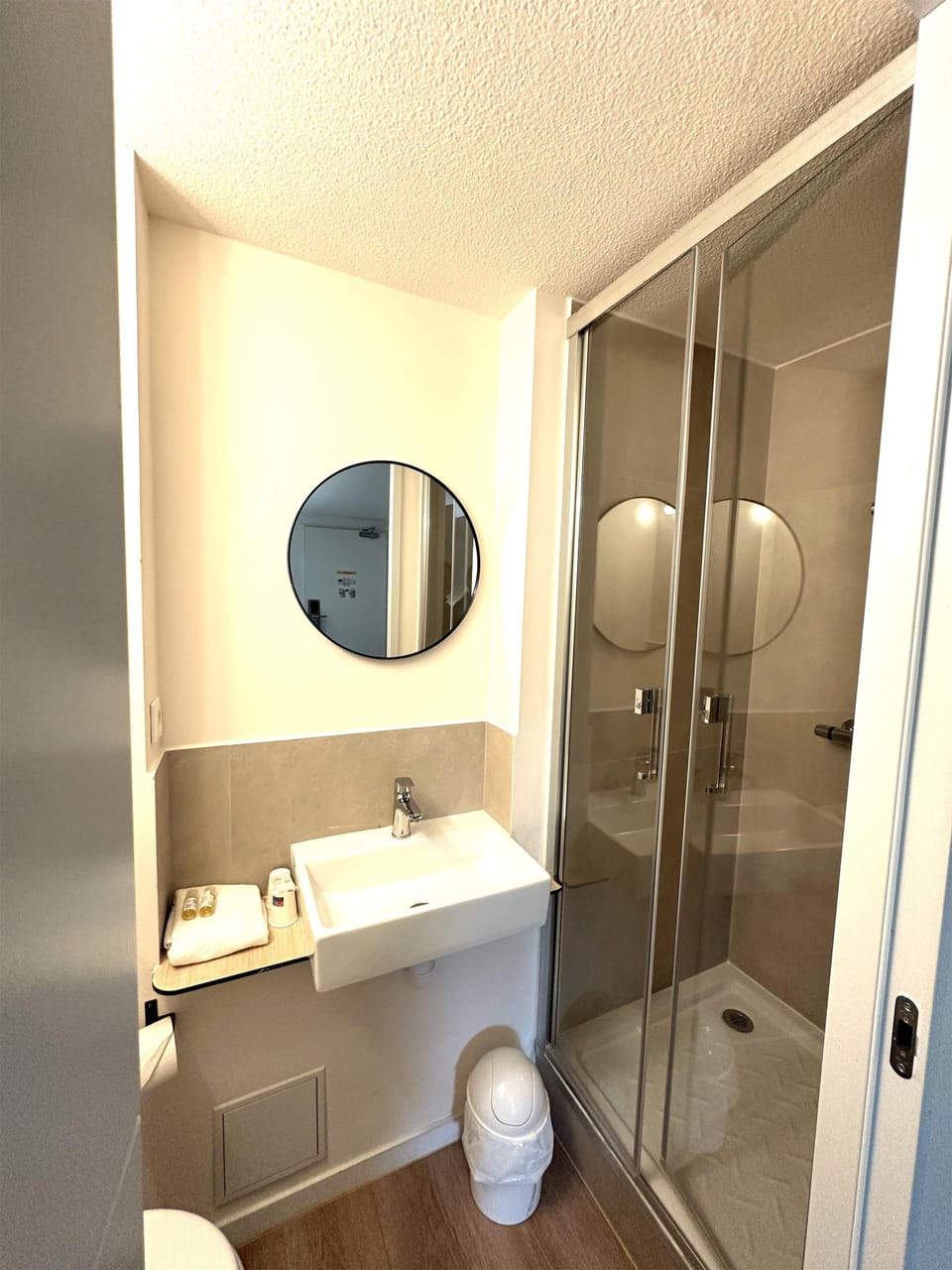 Shower, eco-friendly toiletries, towels