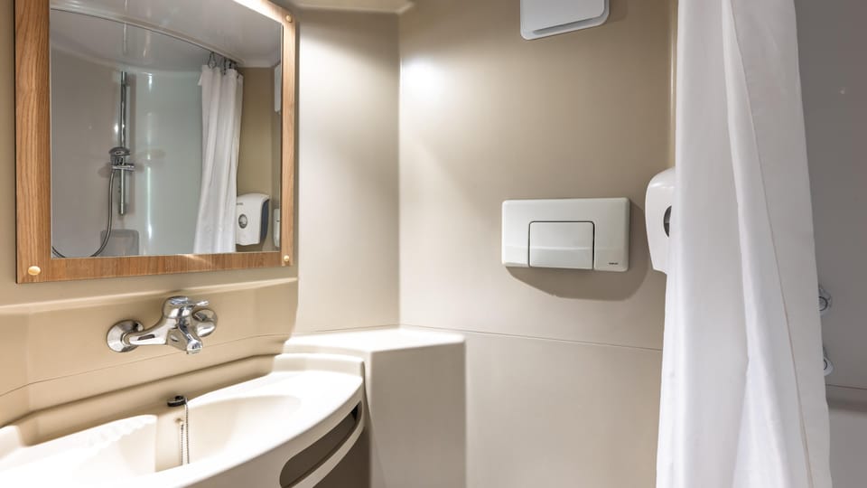 Shower, eco-friendly toiletries, towels