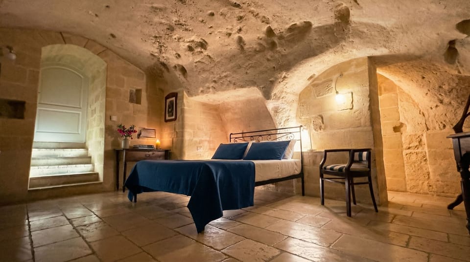 Premium bedding, down comforters, minibar, in-room safe