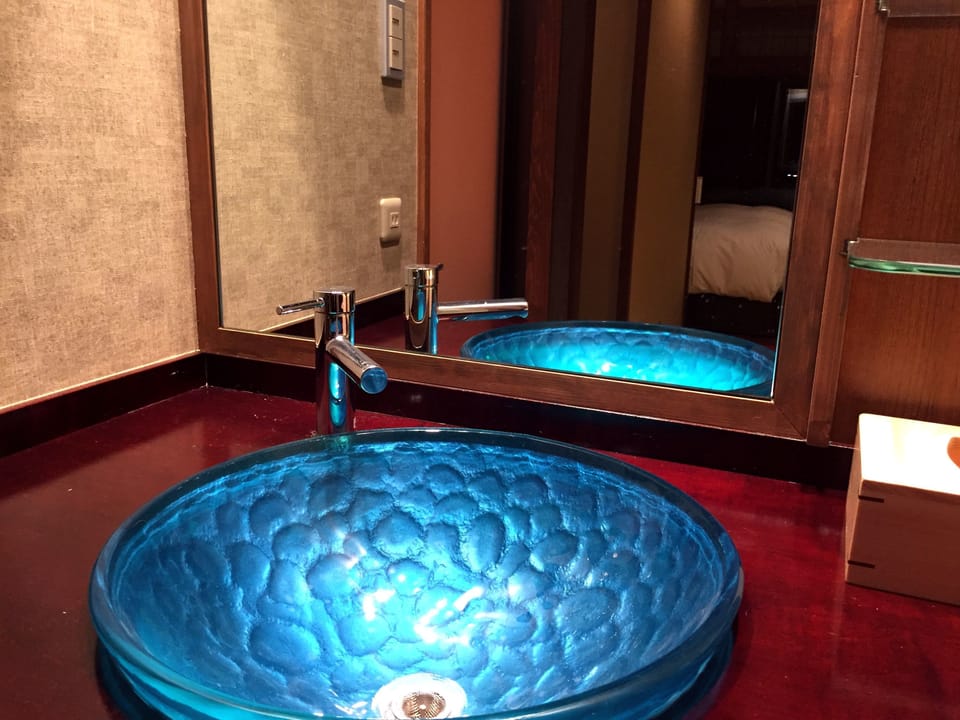 Separate tub and shower, deep soaking tub, free toiletries, hair dryer