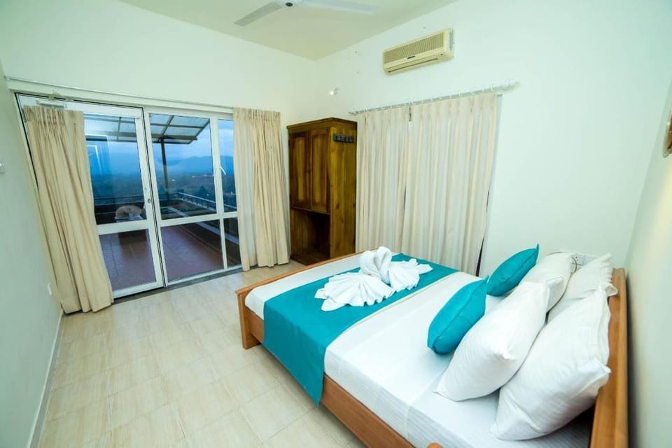 Double Room, Mountain View, Mountainside | In-room safe, desk, blackout drapes, soundproofing