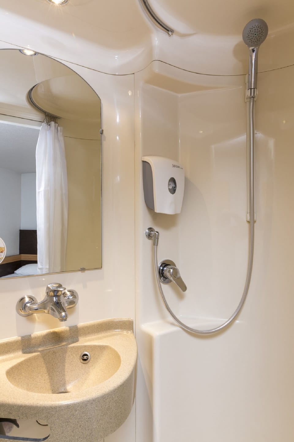 Shower, eco-friendly toiletries, towels