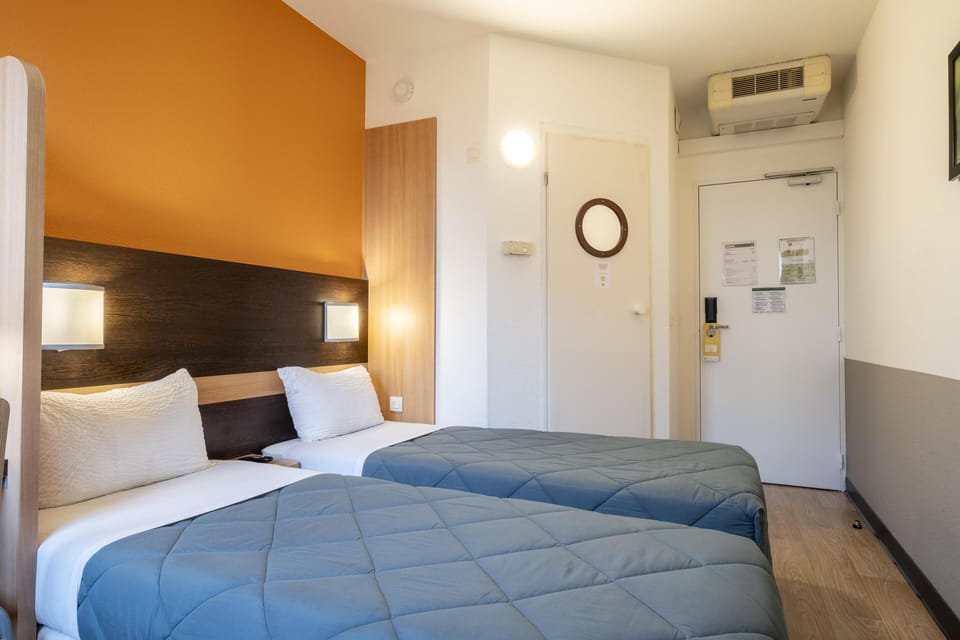 Standard Room, 2 Twin Beds | Desk, blackout drapes, soundproofing, free WiFi