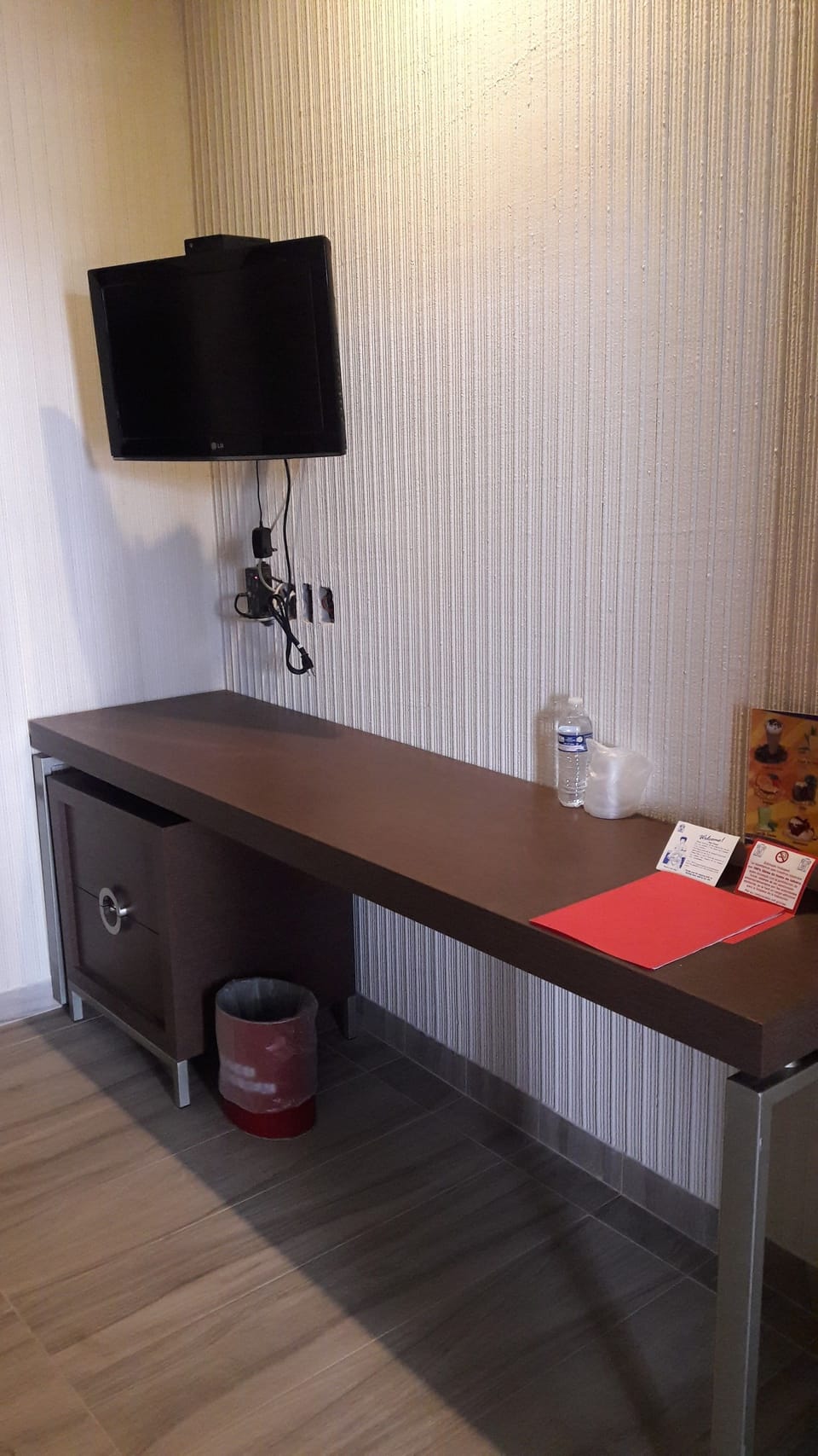 Standard Room, 1 Queen Bed, Ensuite | Room service - dining