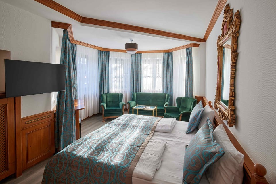 Deluxe Double Room | Minibar, individually decorated, individually furnished, desk