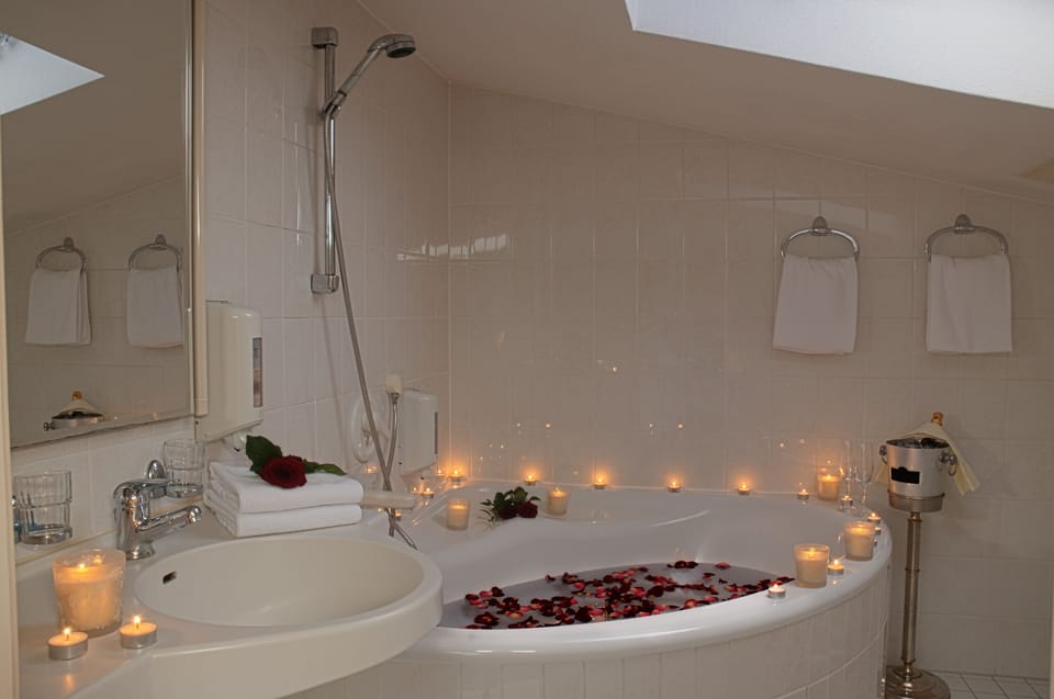 Deluxe Double Room | Bathroom | Free toiletries, hair dryer, slippers, towels