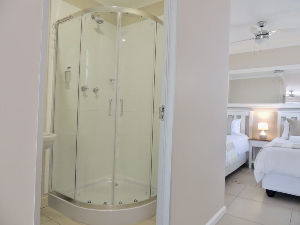 Family Quadruple Room | Bathroom | Shower, rainfall showerhead, hair dryer, towels