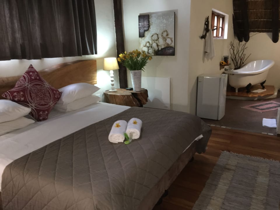 Luxury King Room Upperdeck | Bathroom | Shower, free toiletries, towels