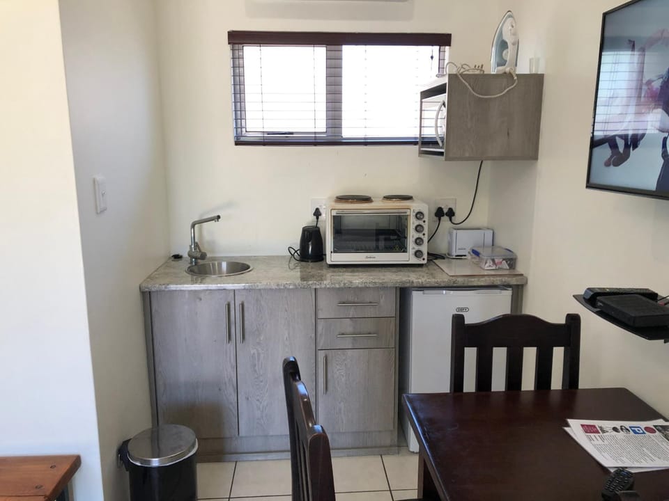 Standard Quadruple Room, 1 Bedroom, Non Smoking, Kitchenette | Private kitchen | Electric kettle