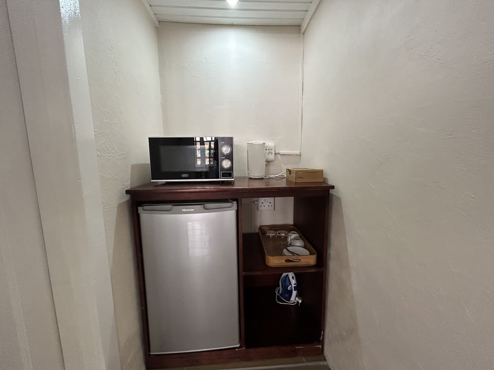 Executive Double Room, 1 Queen Bed, Non Smoking, Ensuite | In-room dining