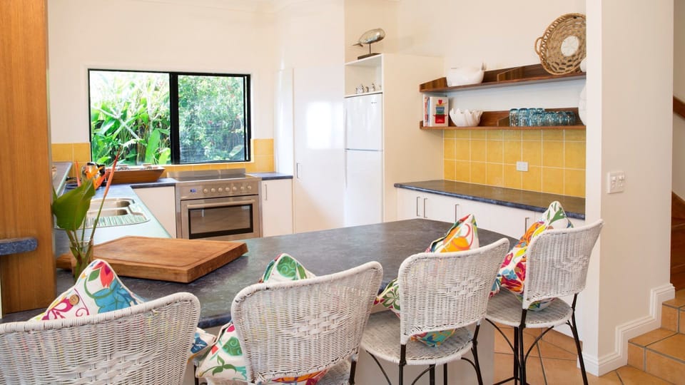 Deluxe House, 4 Bedrooms, Oceanfront | In-room dining