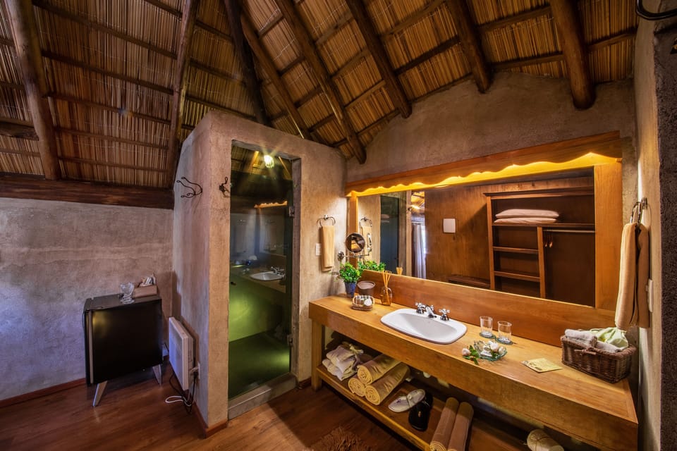Bungalow | Bathroom | Shower, free toiletries, hair dryer, bathrobes