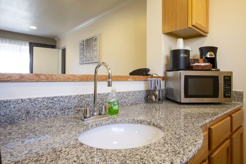 Presidential Suite | Private kitchen | Fridge, microwave, coffee/tea maker