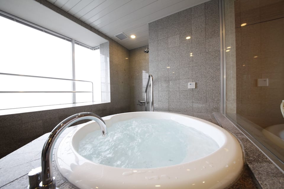 Deluxe Suite with Jacuzzi bath, Non Smoking | Bathroom | Free toiletries, hair dryer, slippers, bidet