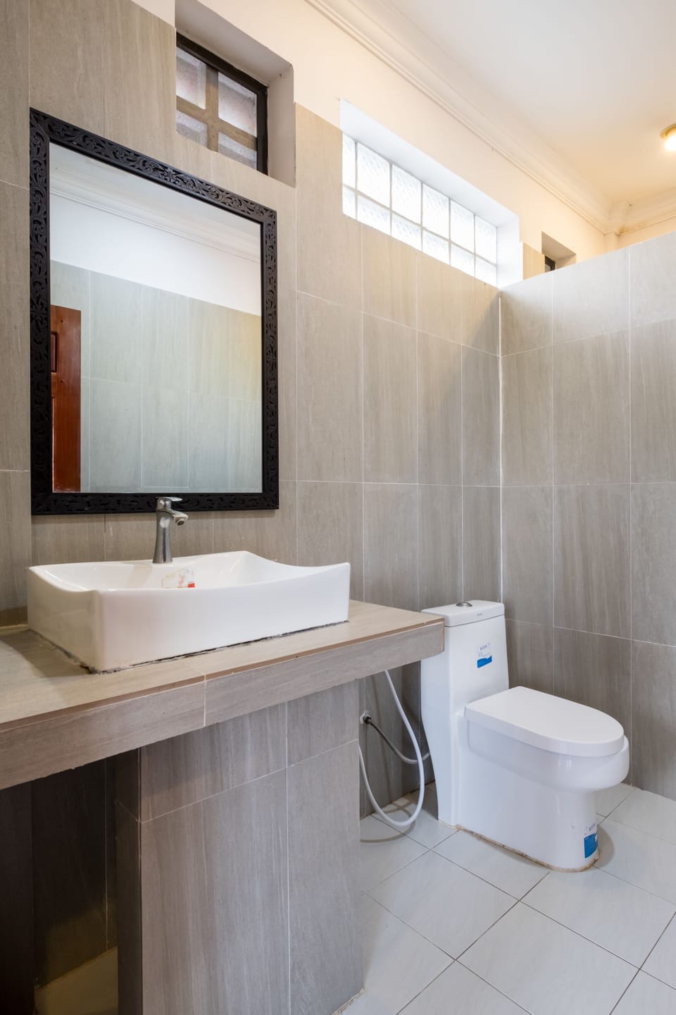 Shower, free toiletries, towels