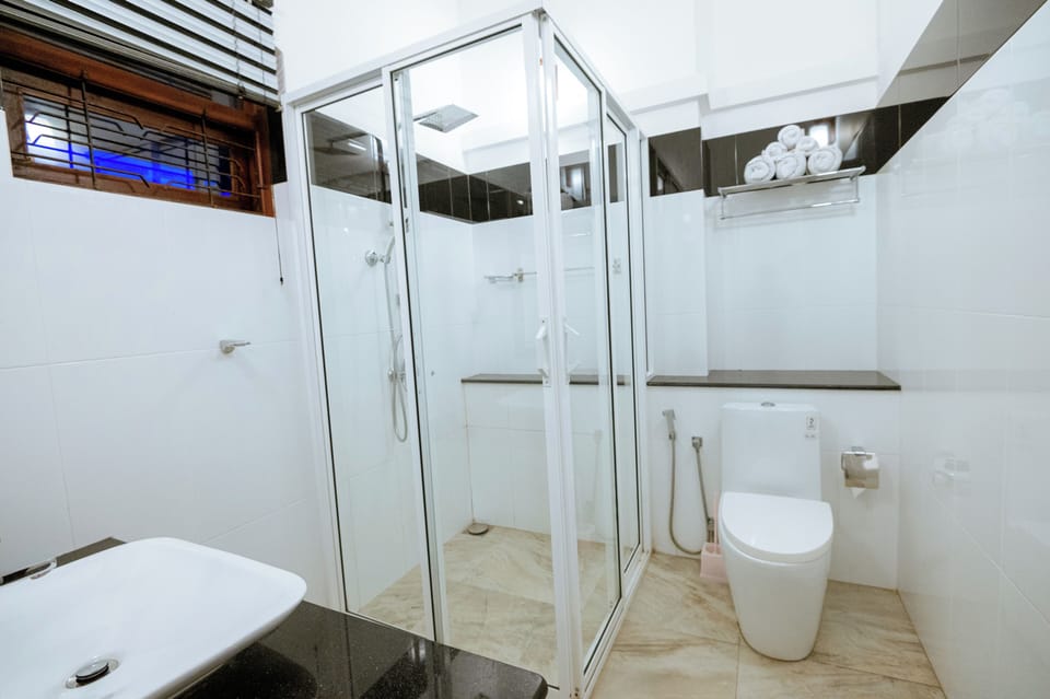 Luxury Room with Balcony | Bathroom | Shower, free toiletries, hair dryer, slippers