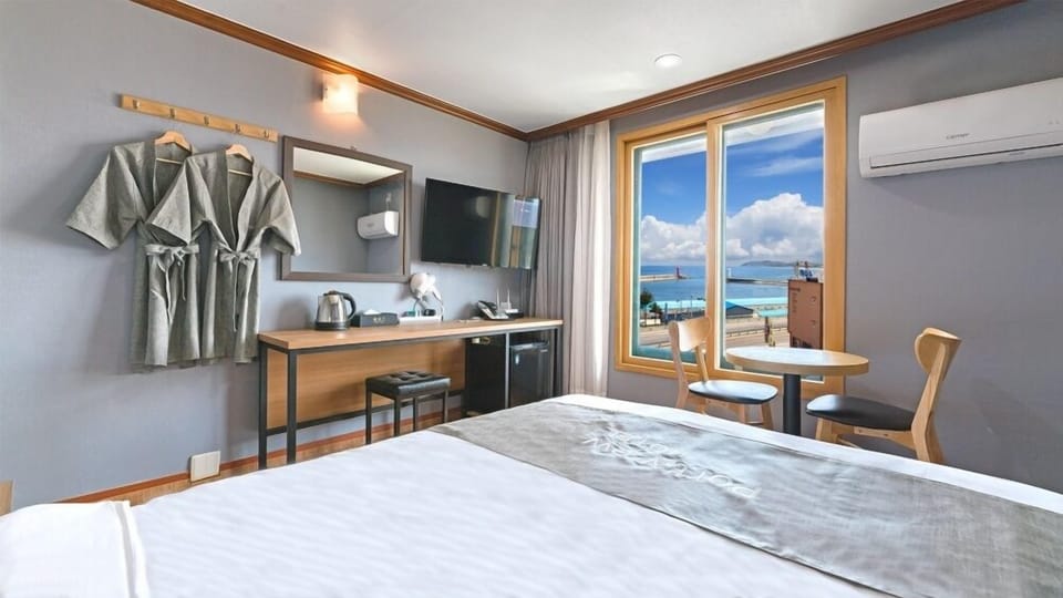Room, Partial Ocean View | Desk, blackout drapes, free WiFi