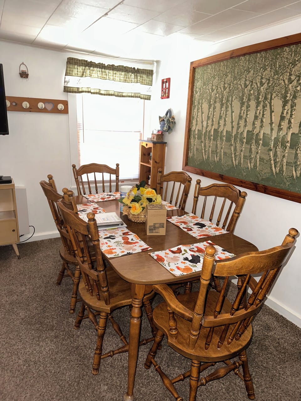 Deluxe Cabin, 2 Bedrooms, Kitchen (Cabin #3) | Living area | 32-inch TV with cable channels