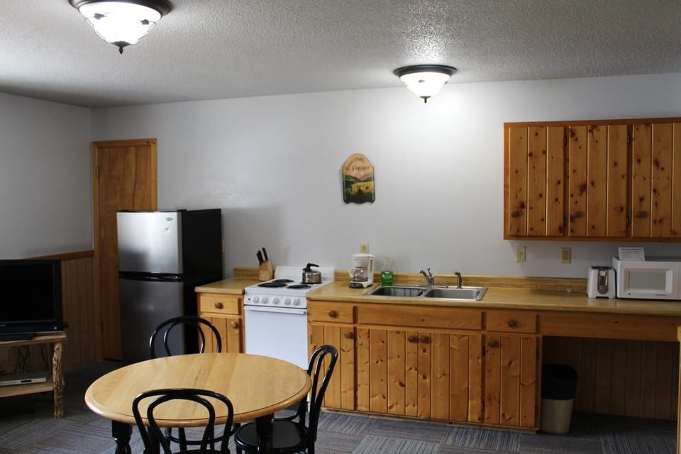 Economy Suite, 2 Bedrooms, Non Smoking, Kitchen | Private kitchen | Mini-fridge, microwave, coffee/tea maker