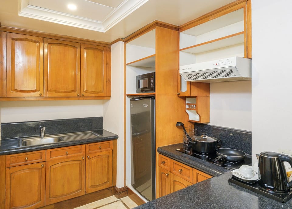 One Bedroom Suite | Private kitchenette | Electric kettle