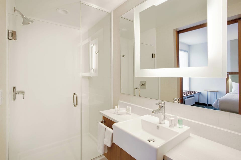 Combined shower/tub, designer toiletries, hair dryer, towels