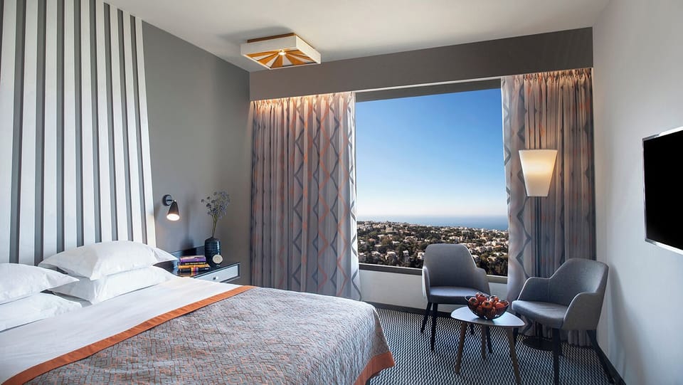 Executive Carmel View | Minibar, in-room safe, desk, soundproofing