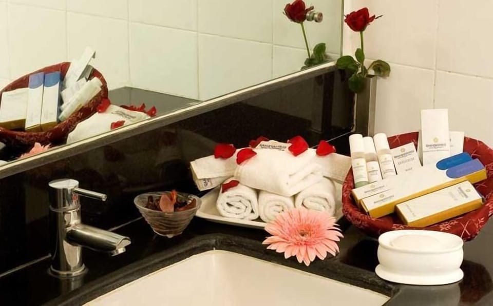 Shower, rainfall showerhead, free toiletries, hair dryer
