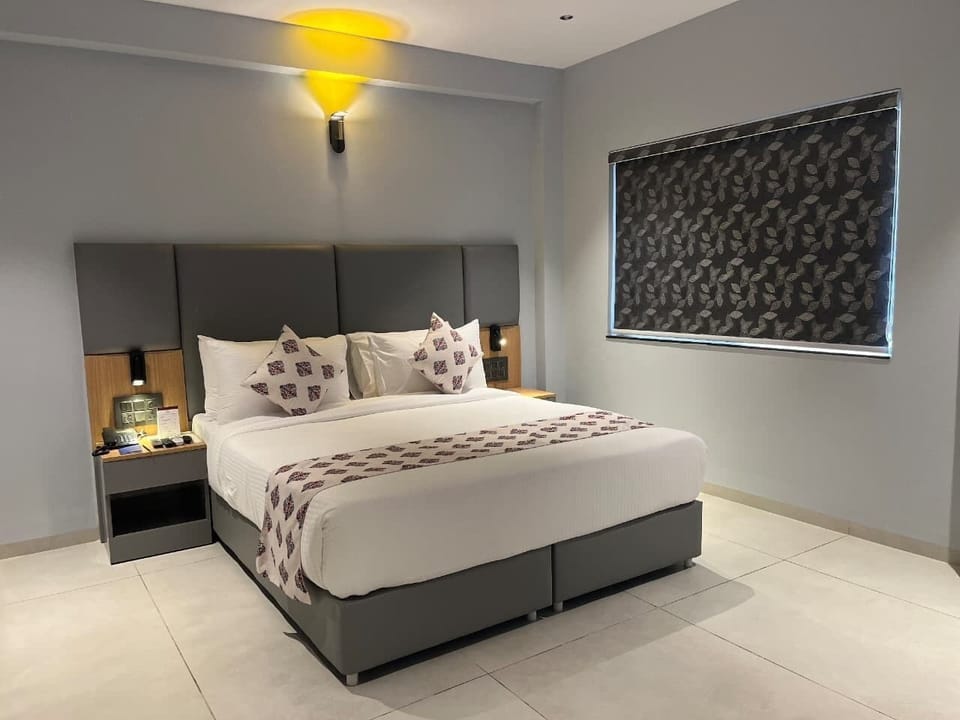 Club Room | Desk, free WiFi, bed sheets, alarm clocks