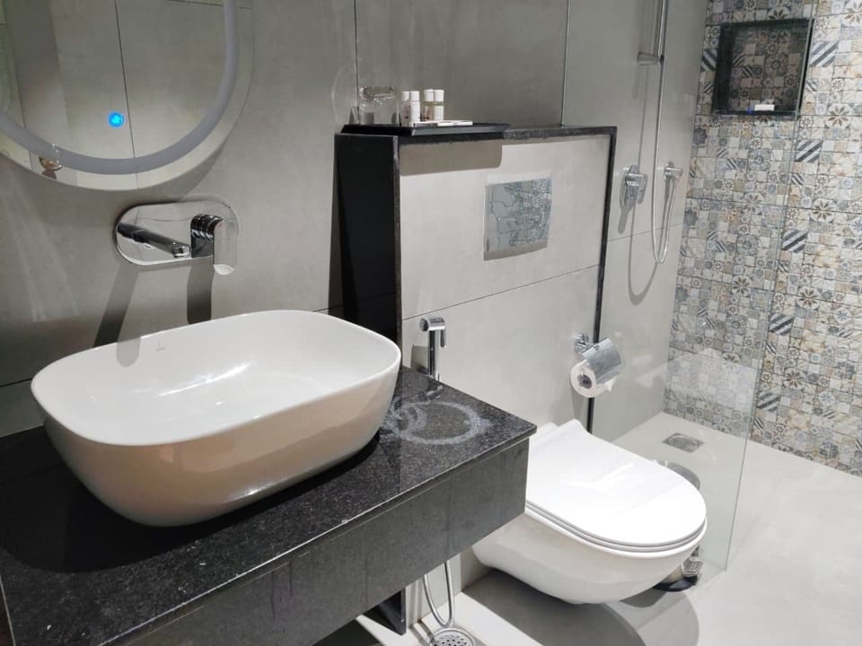 Club Room | Bathroom | Shower, rainfall showerhead, free toiletries, hair dryer