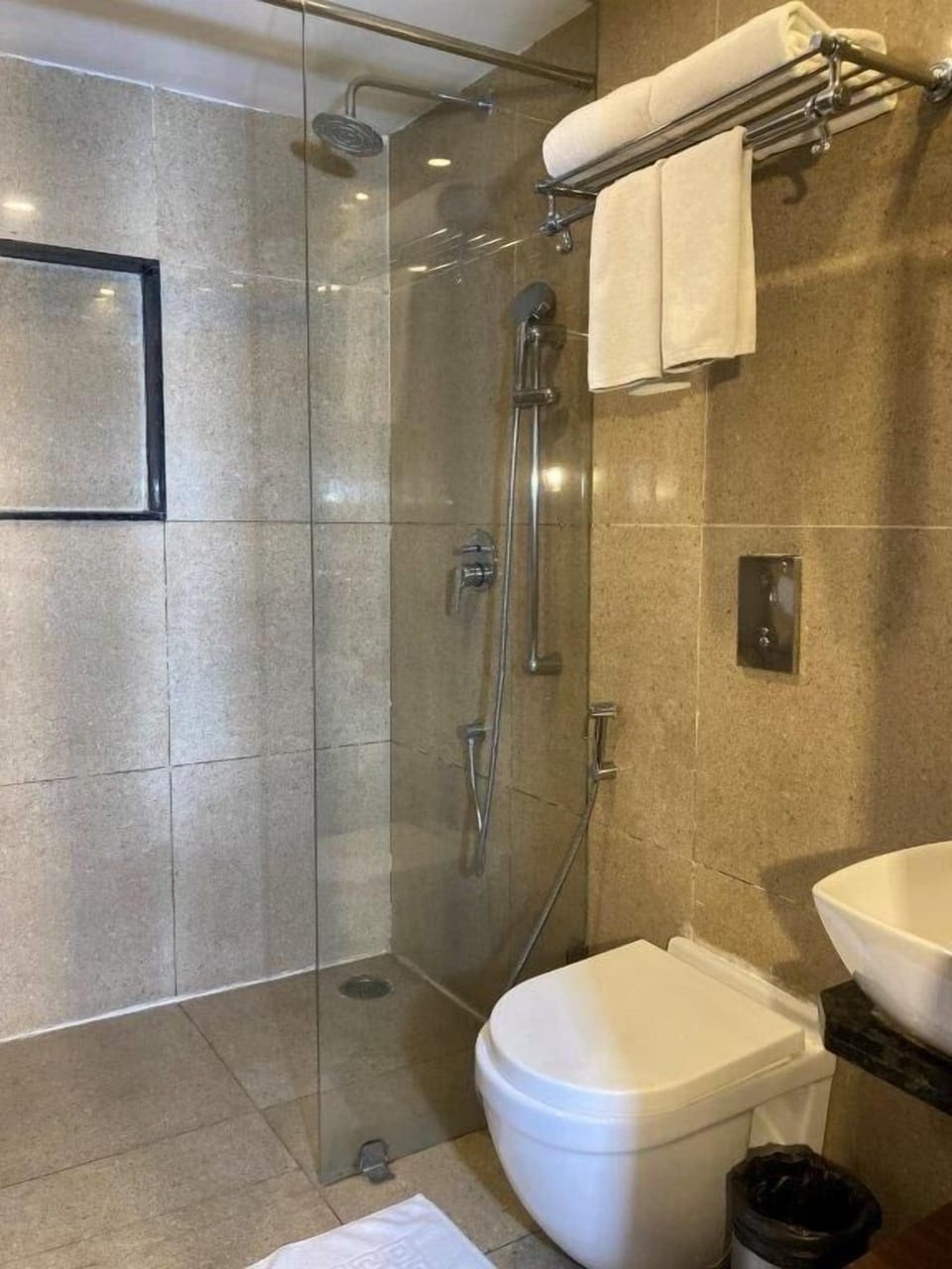 Club Premier Room | Bathroom | Rainfall showerhead, slippers, bidet, towels