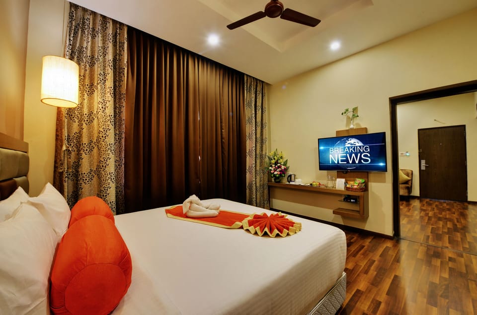 Suite | Egyptian cotton sheets, premium bedding, in-room safe