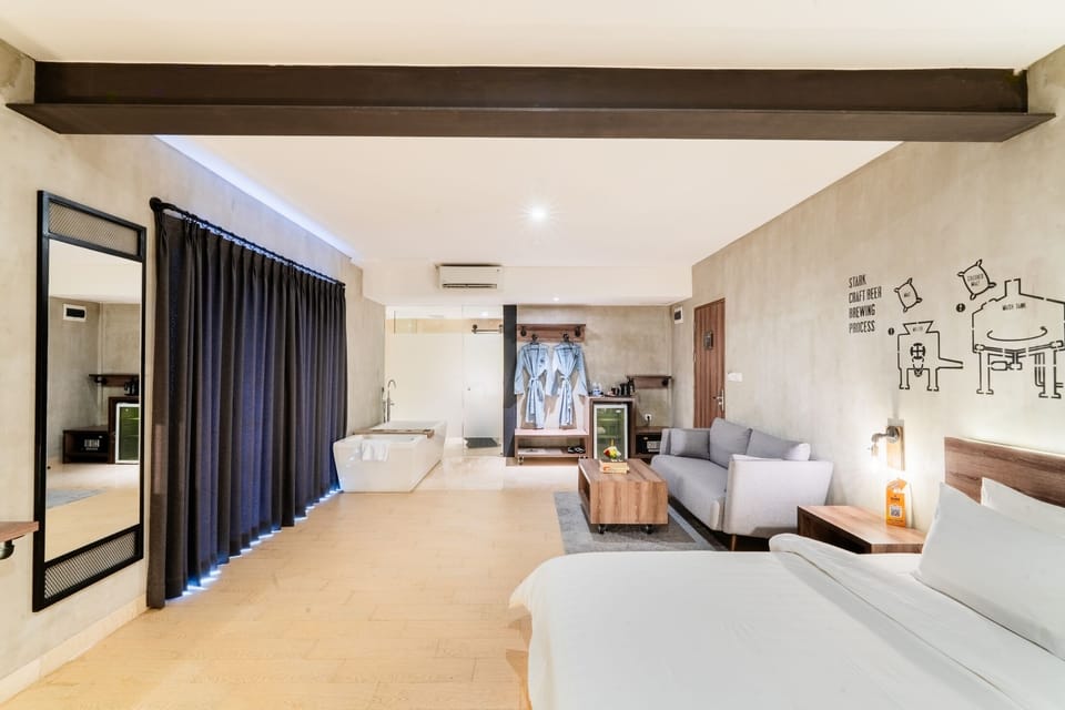 Grand Deluxe Stark Room | Down comforters, pillowtop beds, minibar, in-room safe