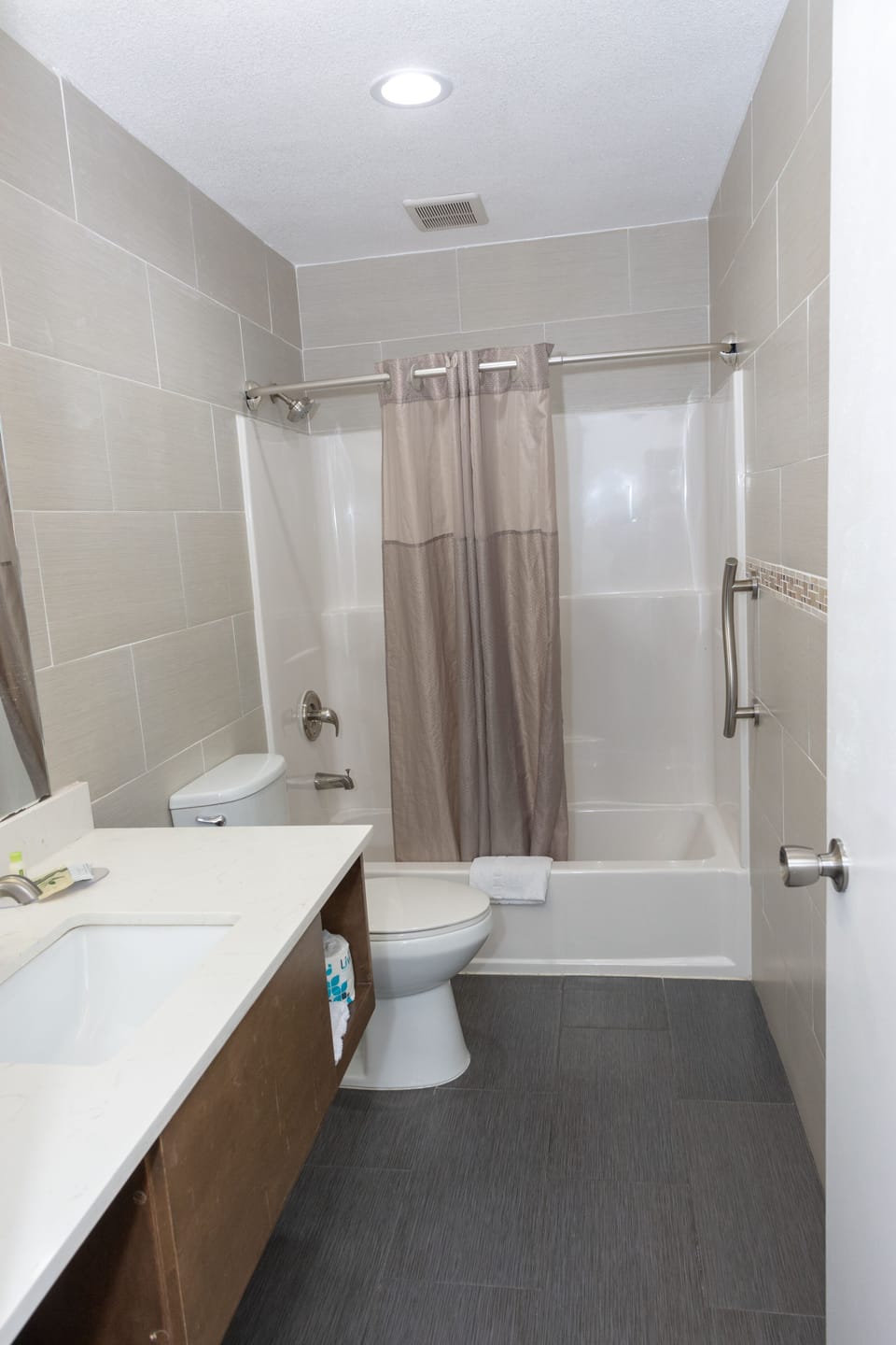 Combined shower/tub, rainfall showerhead, hair dryer, bathrobes