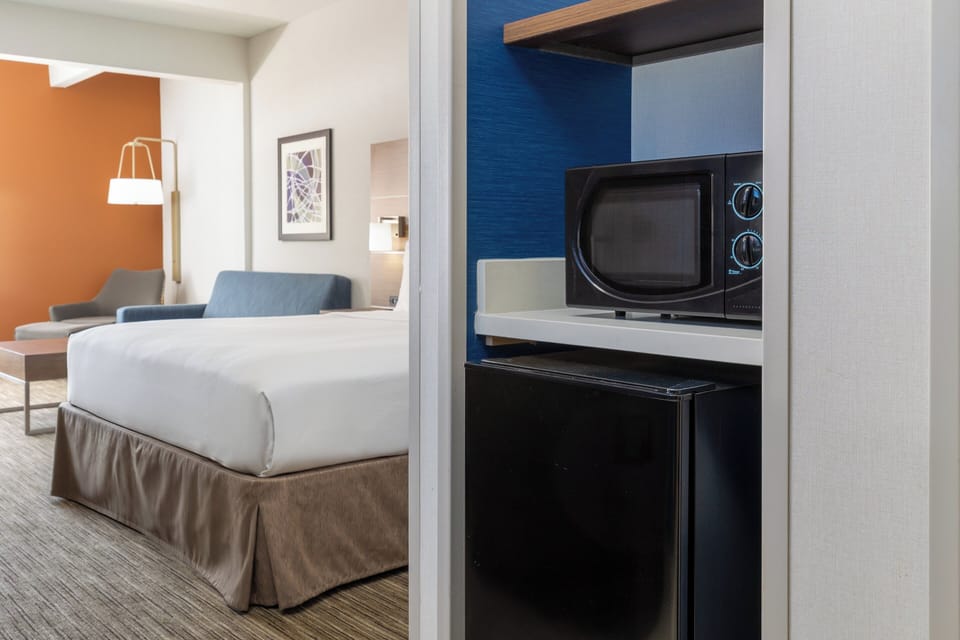 Standard Room, 1 King Bed, Accessible (Communications) | Premium bedding, in-room safe, desk, blackout drapes