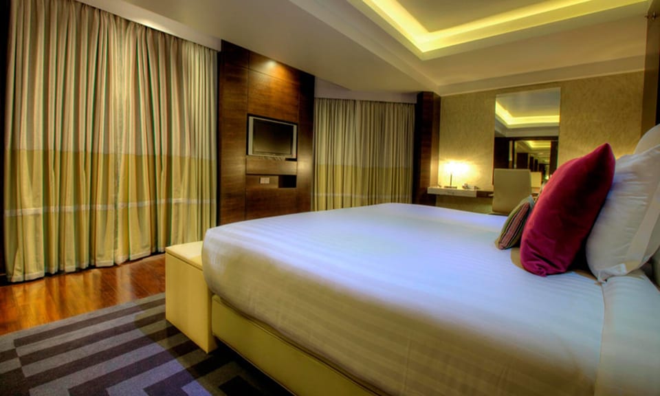 Standard Room, 1 King Bed | 1 bedroom, in-room safe, iron/ironing board, free WiFi