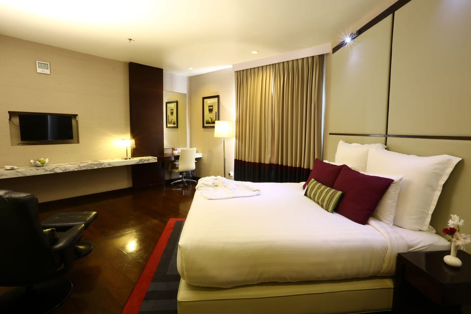 Business Room, 1 King Bed | 1 bedroom, in-room safe, iron/ironing board, free WiFi