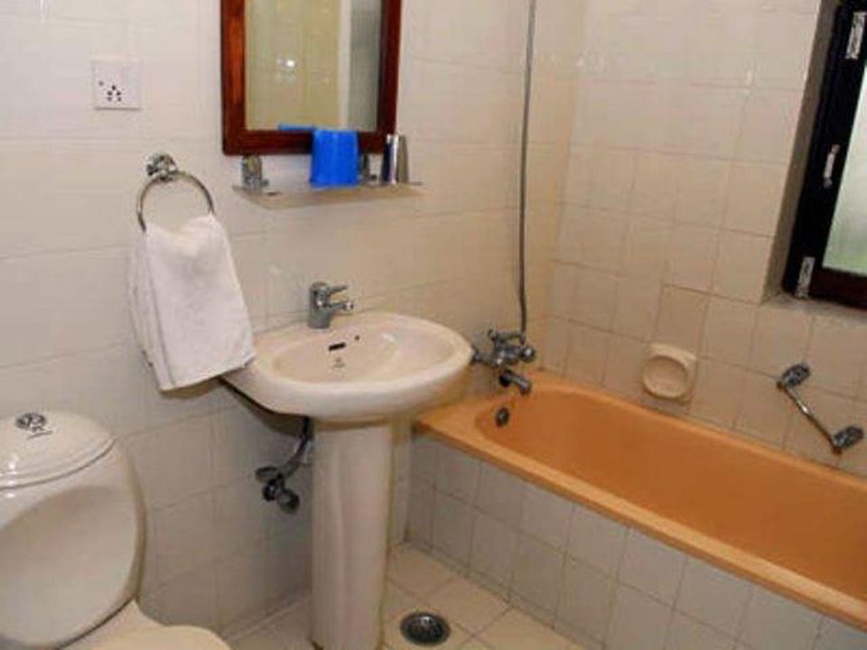 Deep soaking tub, free toiletries, hair dryer, slippers