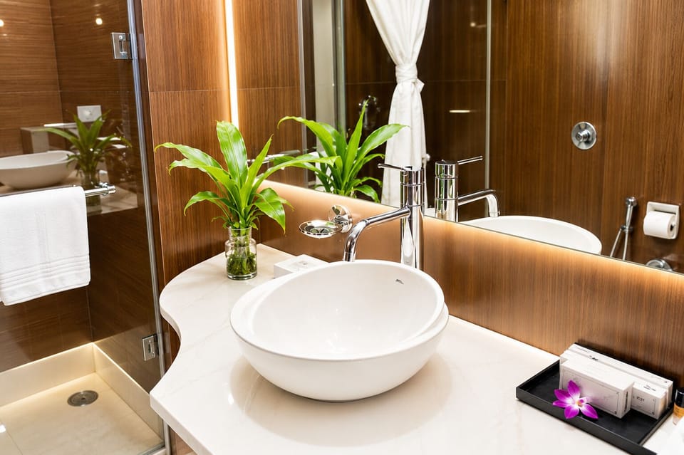 Executive Studio Suite | Bathroom | Shower, rainfall showerhead, free toiletries, hair dryer (on request)
