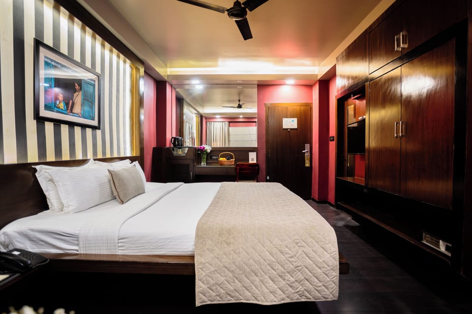 Premier Double or Twin Room | Minibar, in-room safe, desk, soundproofing